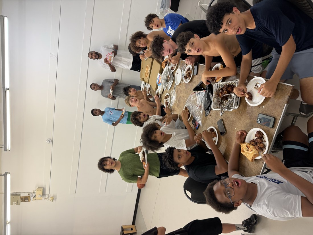 Athlètes et coachs partageant un repas à la dernière journée de Summer Grind Flu