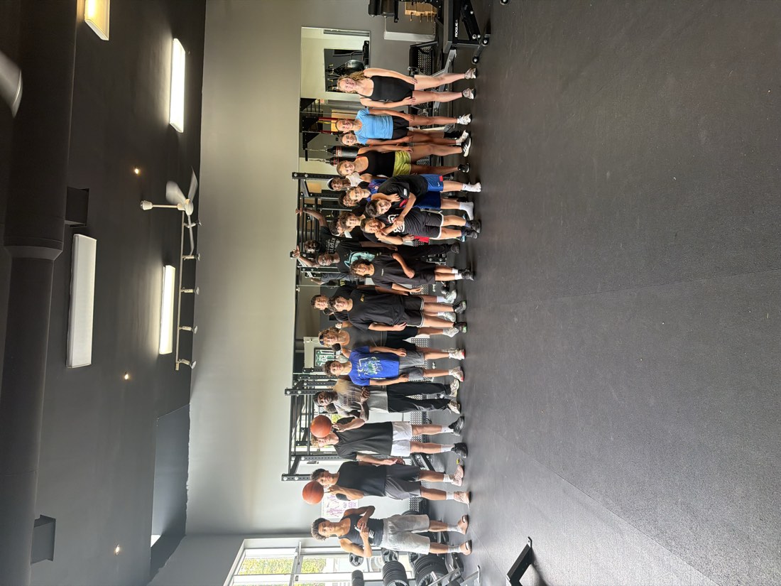 Les athlètes du programme d'été réunis dans le gym d'Entraînement Goldszn